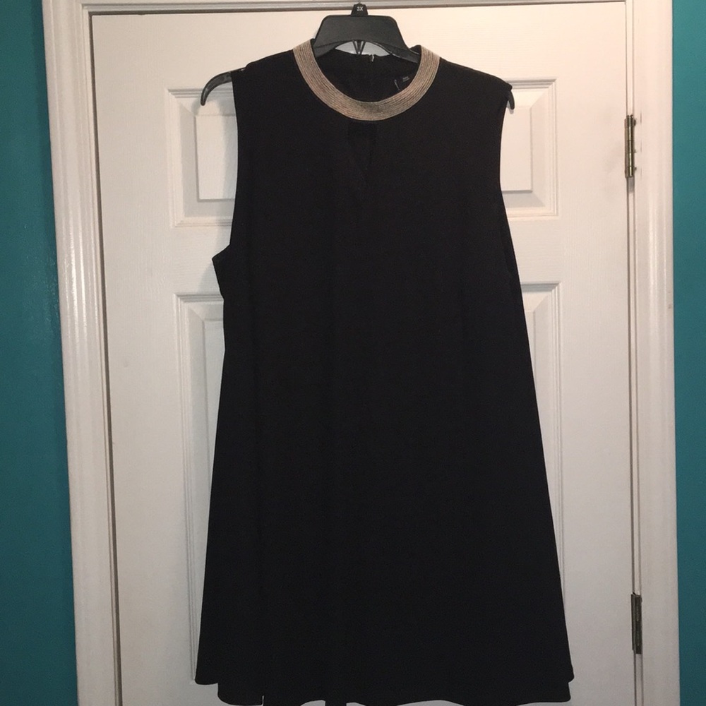 EUC capsule brand keyhole neck lined dress.